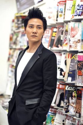 香港演员丁子峻书店时尚写真照