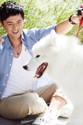 内地男演员叶祖新户外宠物写真