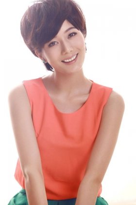 著名女演员彭杨优雅知性写真照