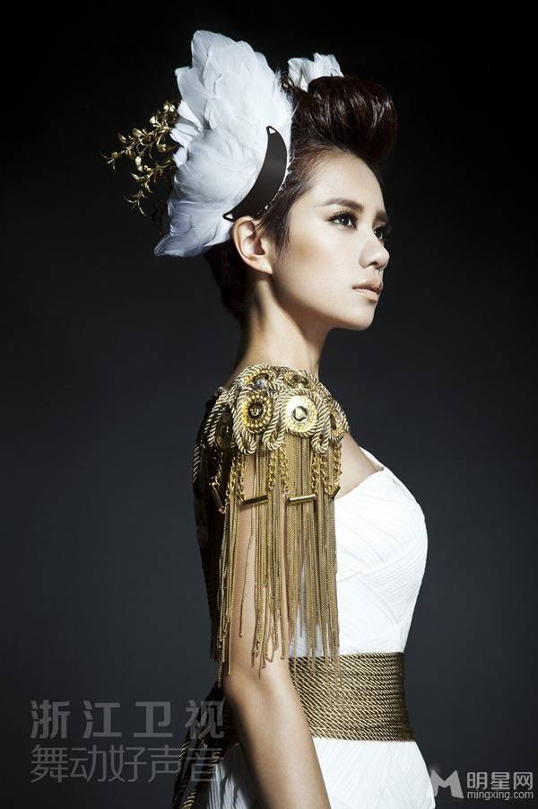 浙江主持人伊一时尚魅力写真