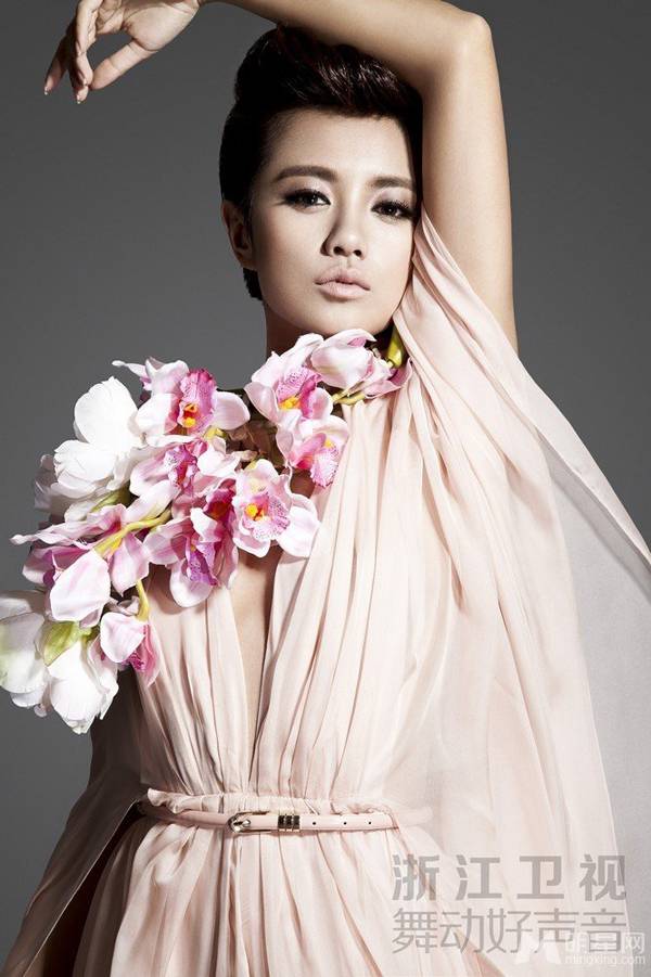 浙江主持人伊一时尚魅力写真