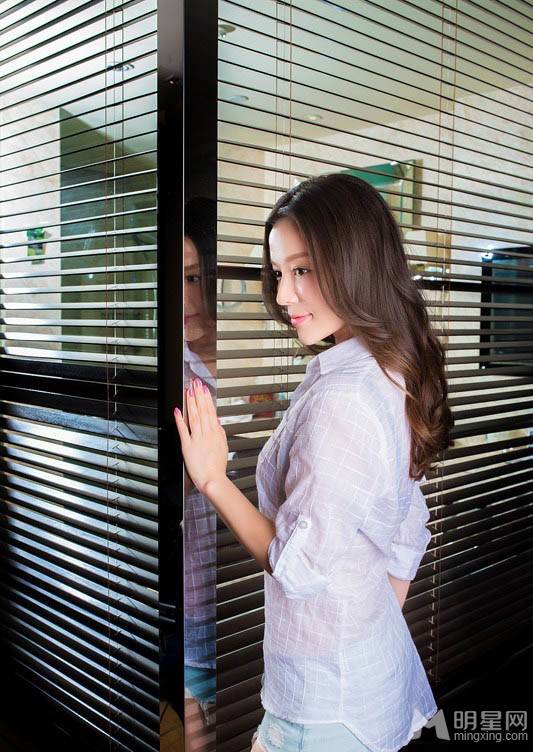 明星王紫依白衬衫唯美写真