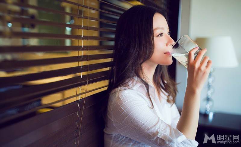 明星王紫依白衬衫唯美写真