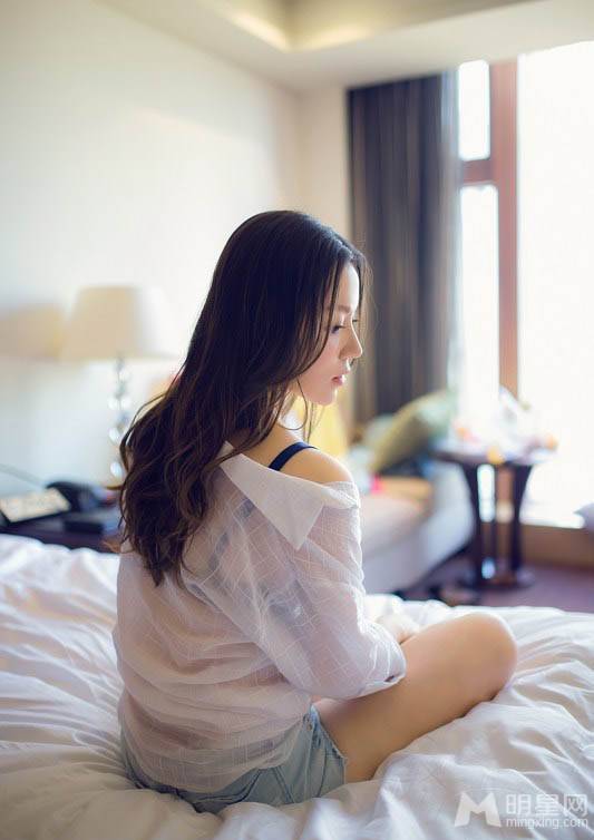明星王紫依白衬衫唯美写真