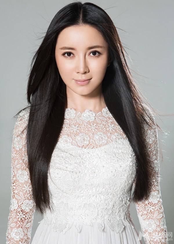 中国气质女演员刘敏白裙梦幻写真