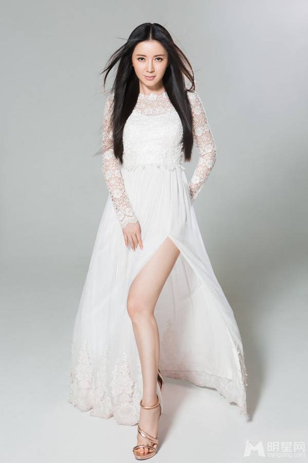 中国气质女演员刘敏白裙梦幻写真