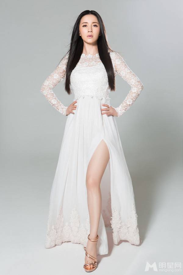 中国气质女演员刘敏白裙梦幻写真