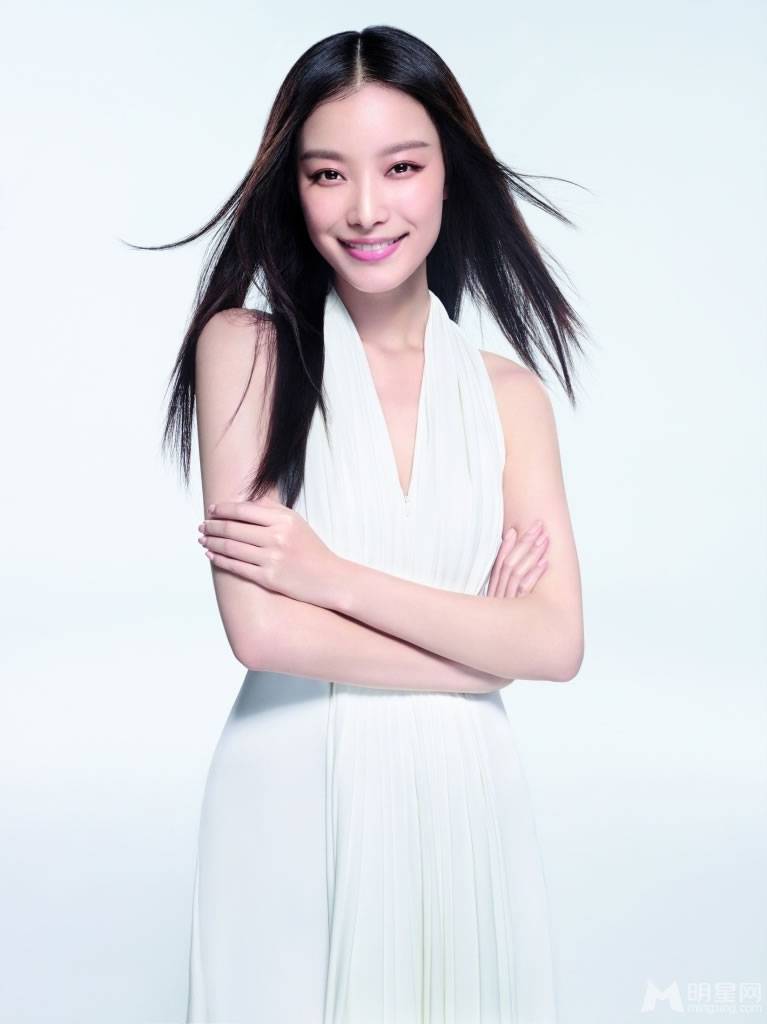 演员倪妮演绎双面娇娃图片欣赏