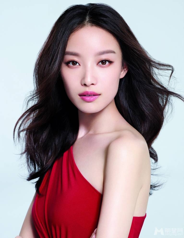 演员倪妮演绎双面娇娃图片欣赏