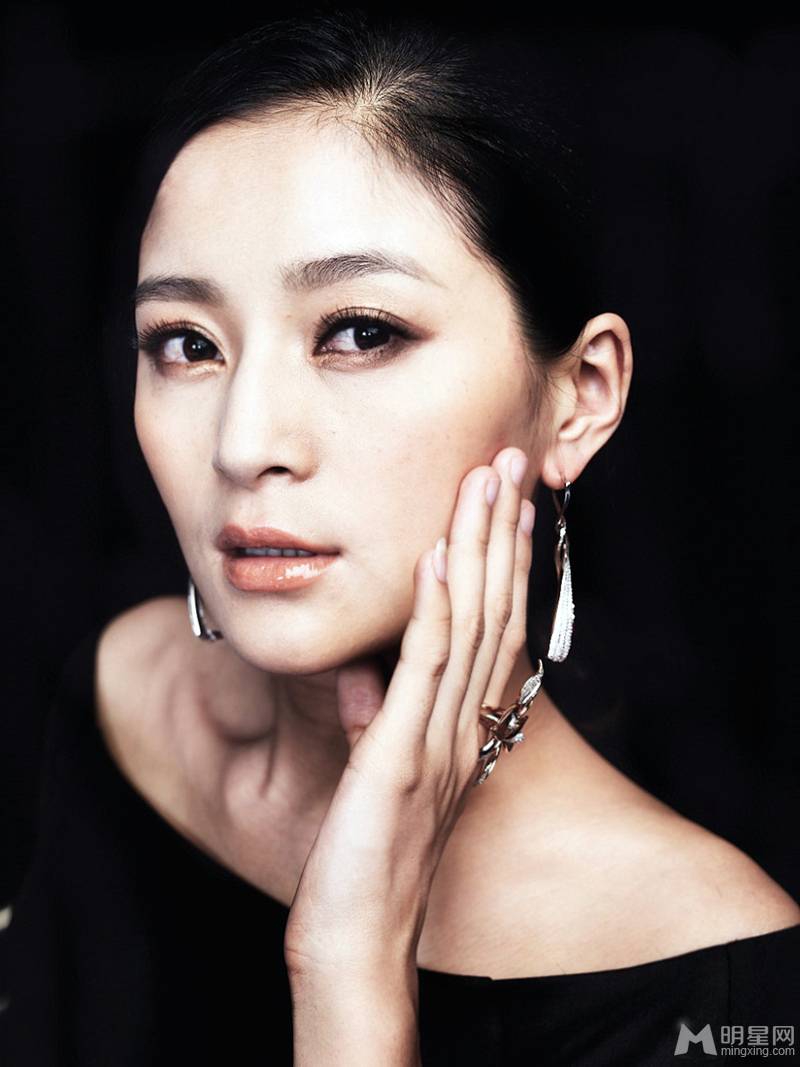 长歌行演员王媛可优雅写真照