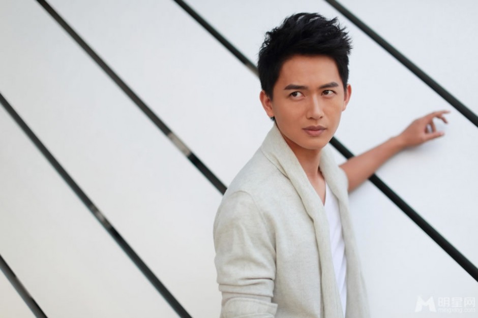 吕聿来秋日前卫时尚街拍写真