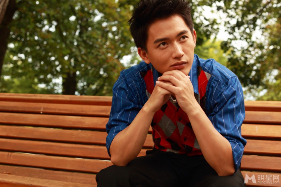 吕聿来秋日前卫时尚街拍写真