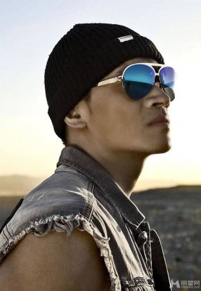 何晟铭户外型男写真大片