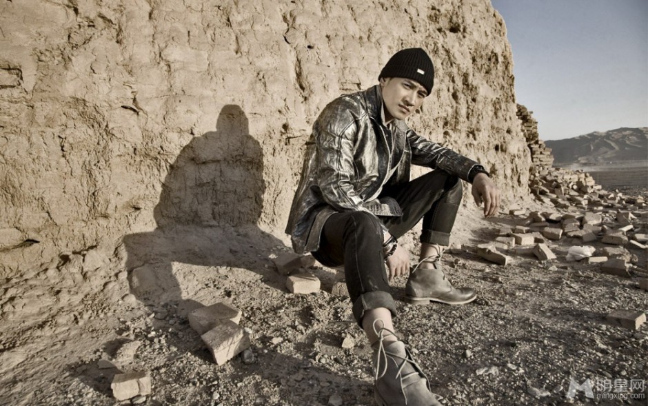 何晟铭户外型男写真大片