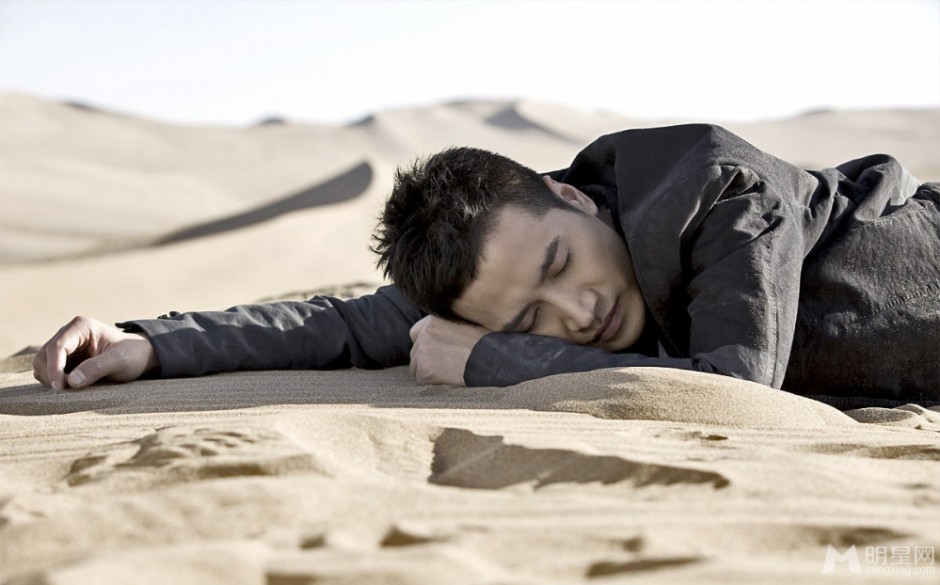 何晟铭户外型男写真大片