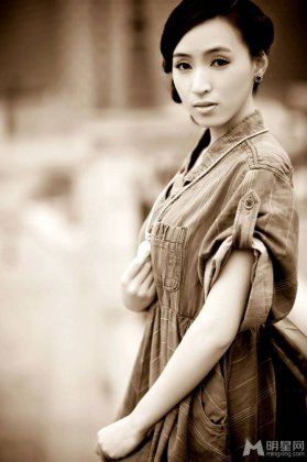 女演员黄小戈时尚街拍写真