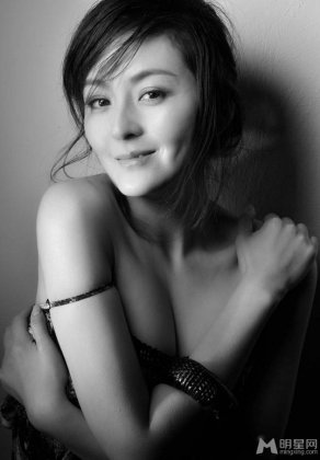 演员戴娇倩性感魅惑黑白照