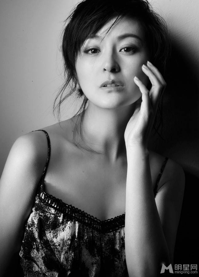 演员戴娇倩性感魅惑黑白照