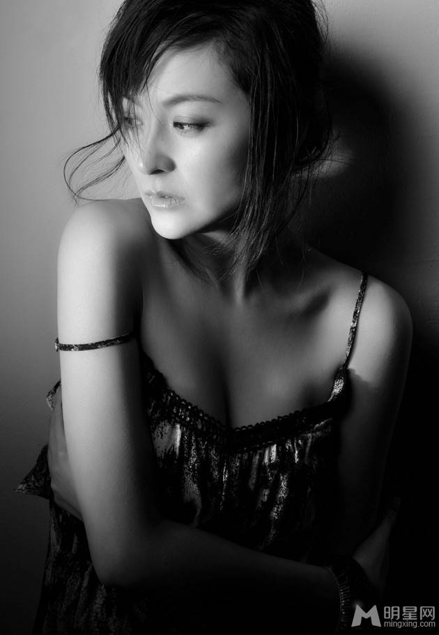 演员戴娇倩性感魅惑黑白照