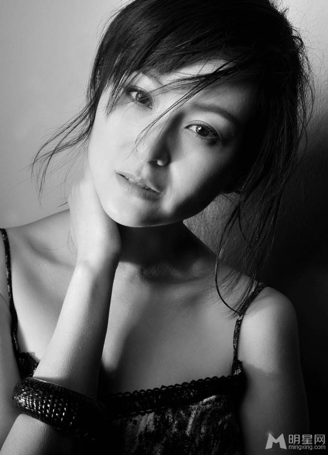 演员戴娇倩性感魅惑黑白照