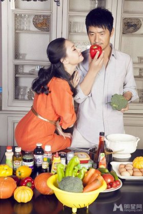 影视演员郭晓东携妻子拍居家写真