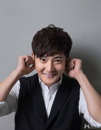 电影演员郭京飞搞怪帅气来袭