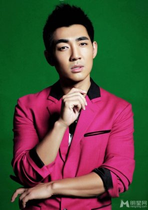 中国型男明星胡洋骚粉西装写真