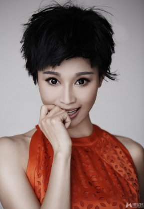 最美的短发女星石筱群时尚写真