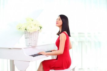 内地青年女演员单薇俏皮红裙尽显活力