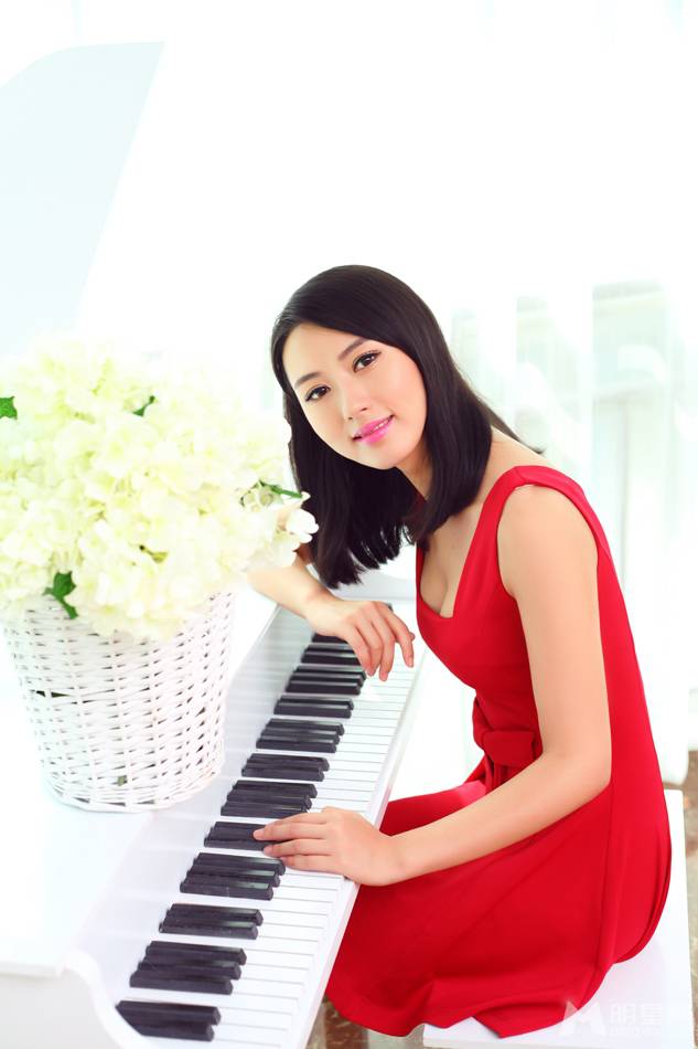 内地青年女演员单薇俏皮红裙尽显活力