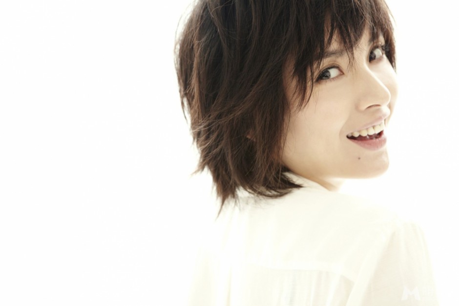 靳东的老婆李佳素雅白衣自然清新