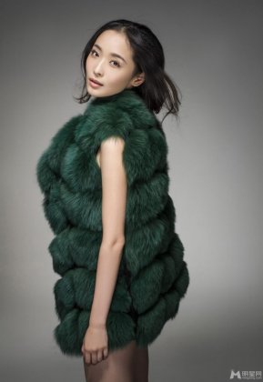 影视演员李曼眼神妩媚性感出镜