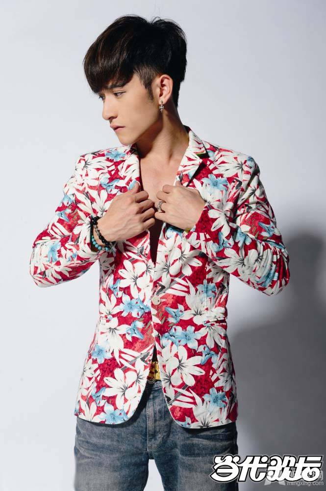 国内男子演唱组合至上励合成员时尚大片