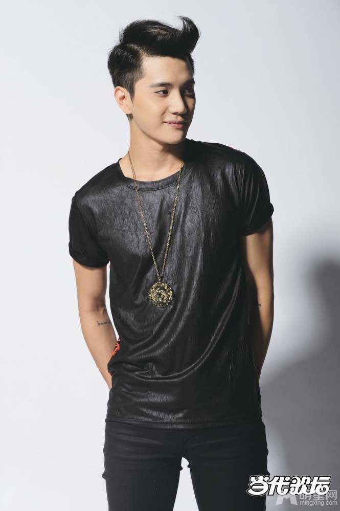 国内男子演唱组合至上励合成员时尚大片