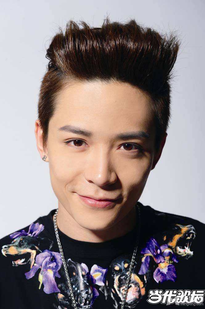 国内男子演唱组合至上励合成员时尚大片