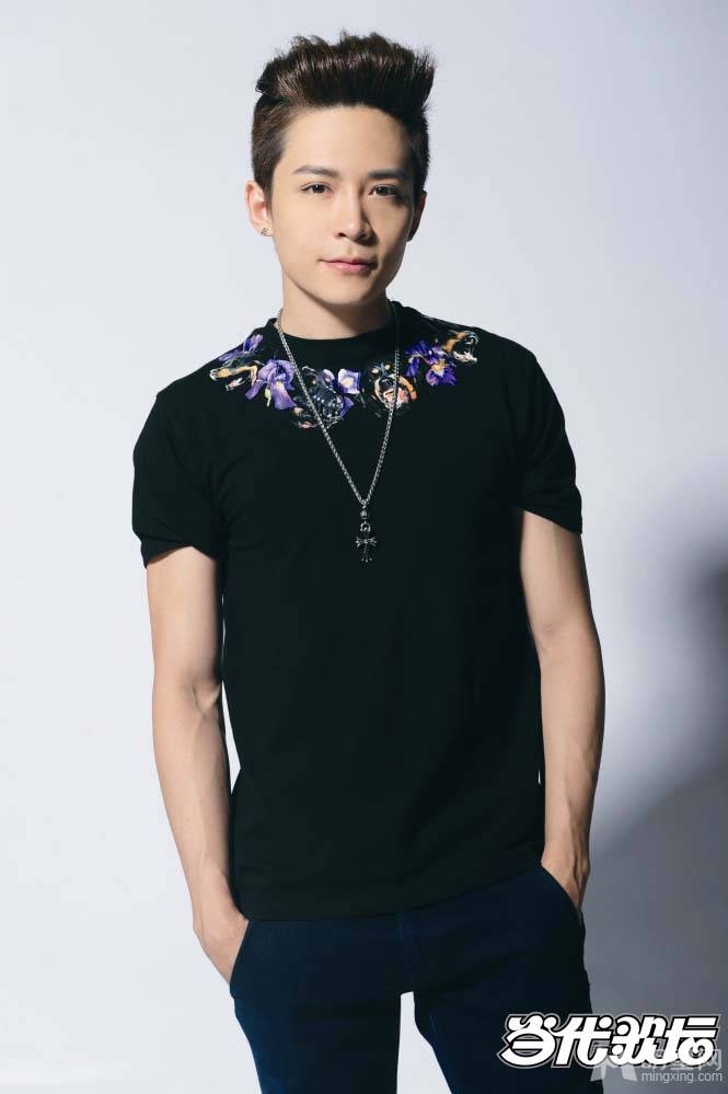 国内男子演唱组合至上励合成员时尚大片