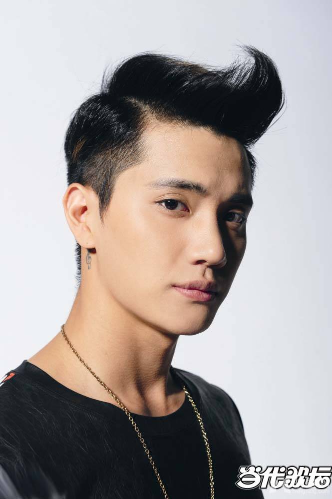 国内男子演唱组合至上励合成员时尚大片