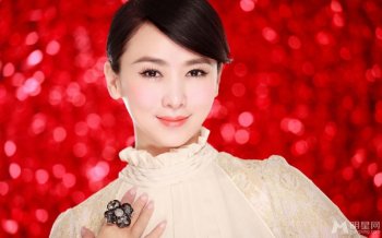 香港演员翁虹贺岁温暖写真照