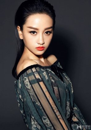 情定三生演员杨蓉一字肩秀性感锁骨