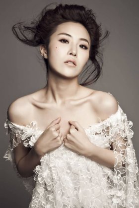 最具人气歌手吕雯高清裸妆写真