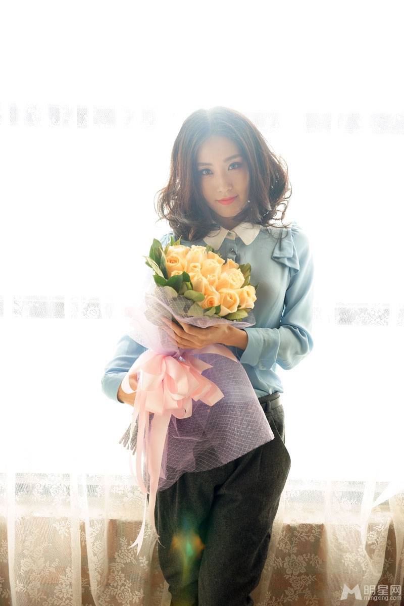 空政演员徐海乔携女友周毅拍情人节写真