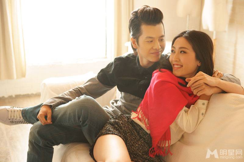 空政演员徐海乔携女友周毅拍情人节写真