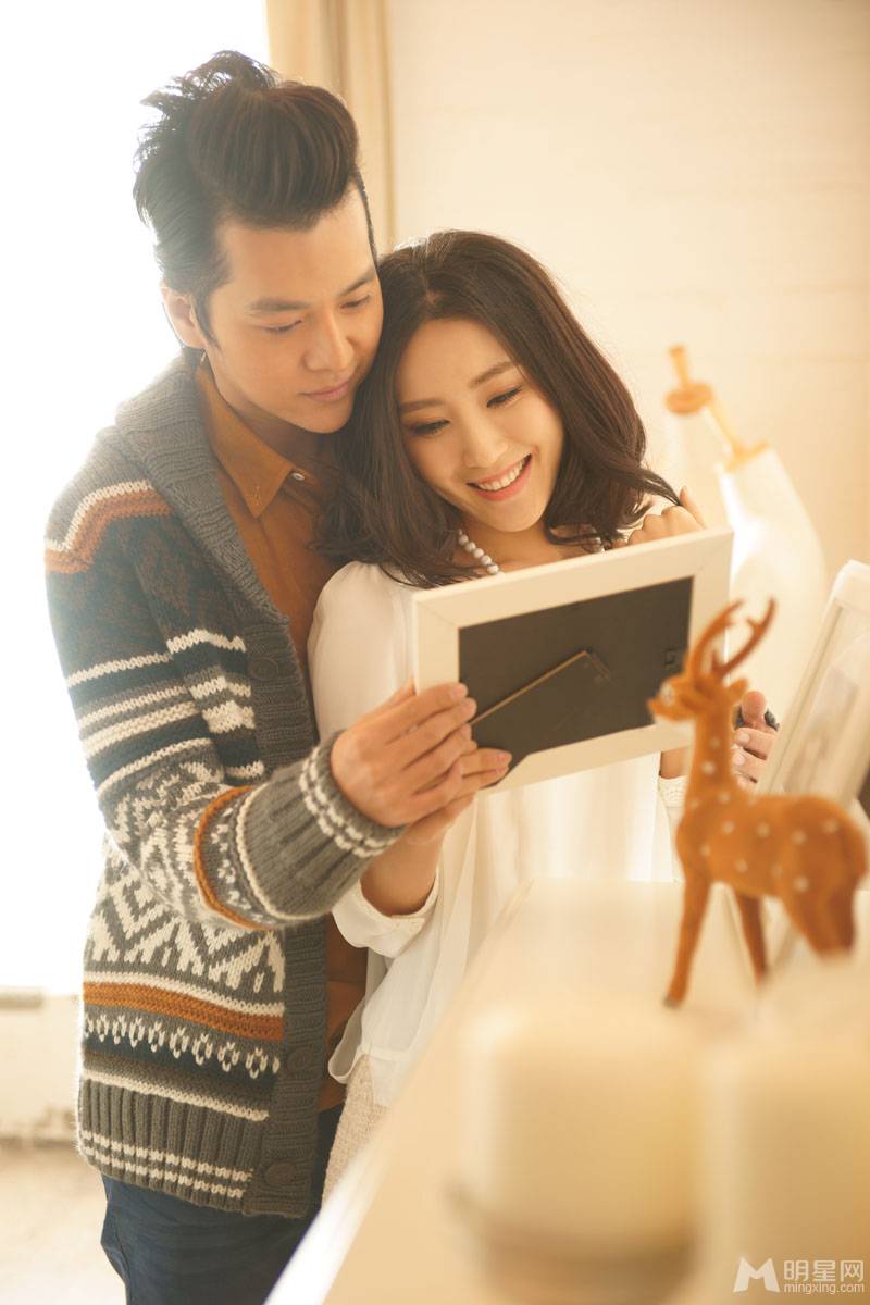 空政演员徐海乔携女友周毅拍情人节写真