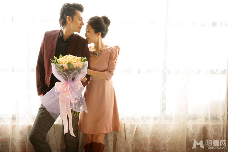 空政演员徐海乔携女友周毅拍情人节写真