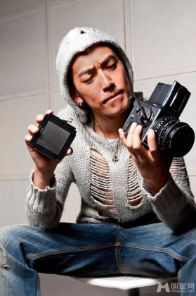 演员张博玩转镜头卖萌搞怪图片