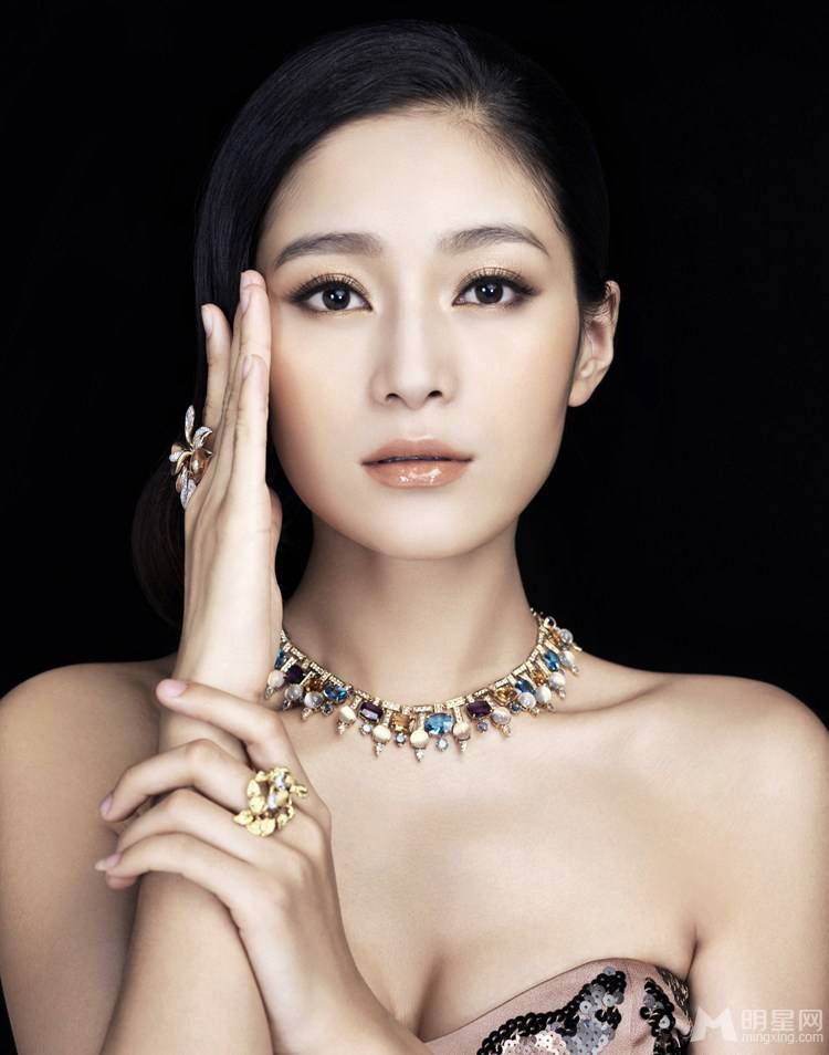 中国漂亮女星王媛可秀性感事业线