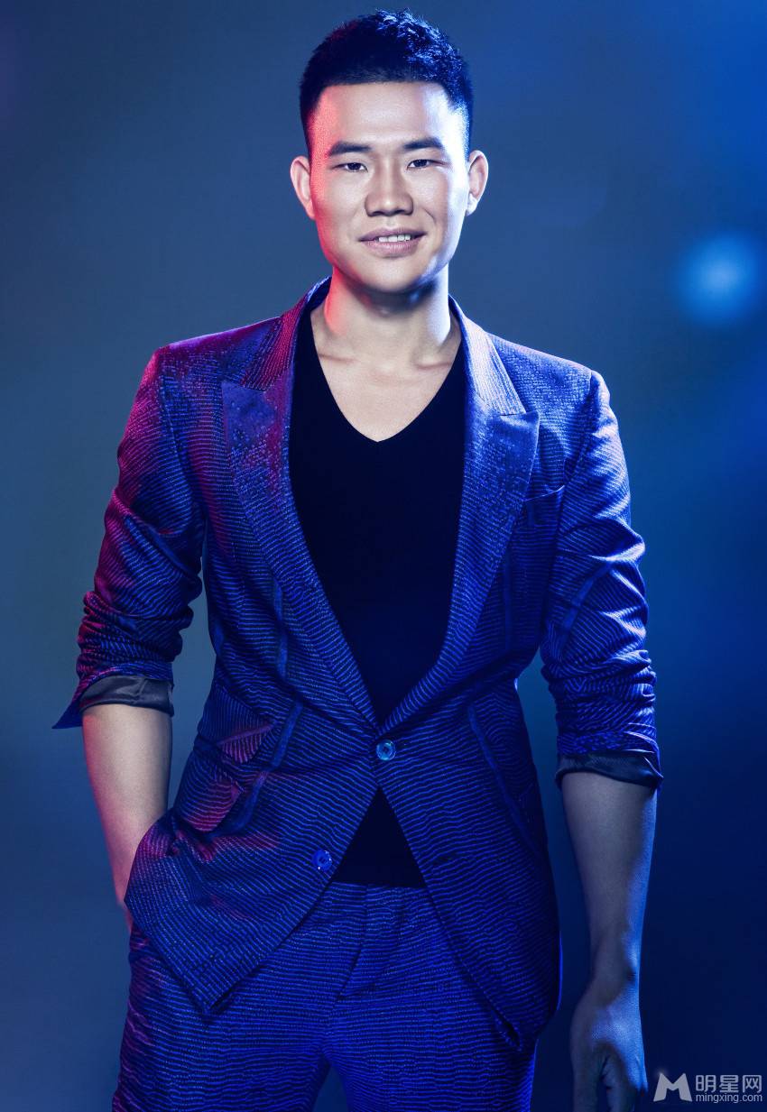 小兵张嘎扮演者谢孟伟蓝色西装大片