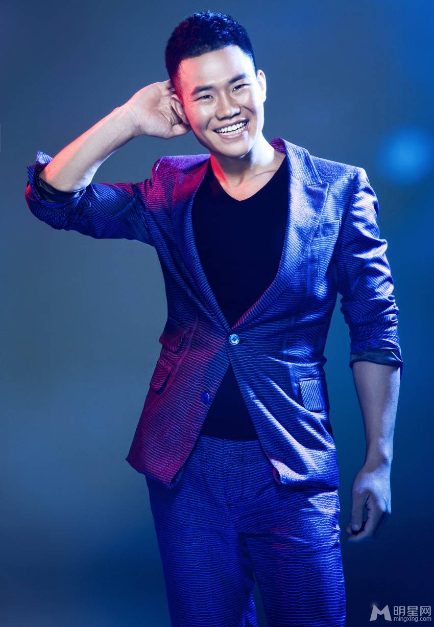 小兵张嘎扮演者谢孟伟蓝色西装大片