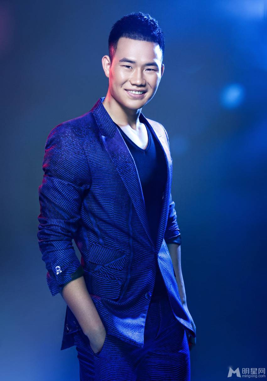 小兵张嘎扮演者谢孟伟蓝色西装大片