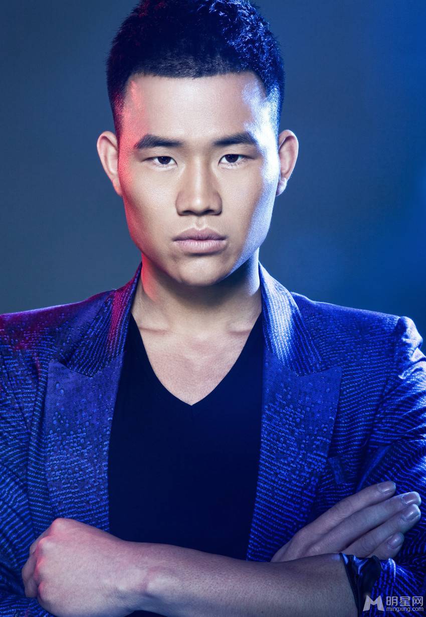 小兵张嘎扮演者谢孟伟蓝色西装大片